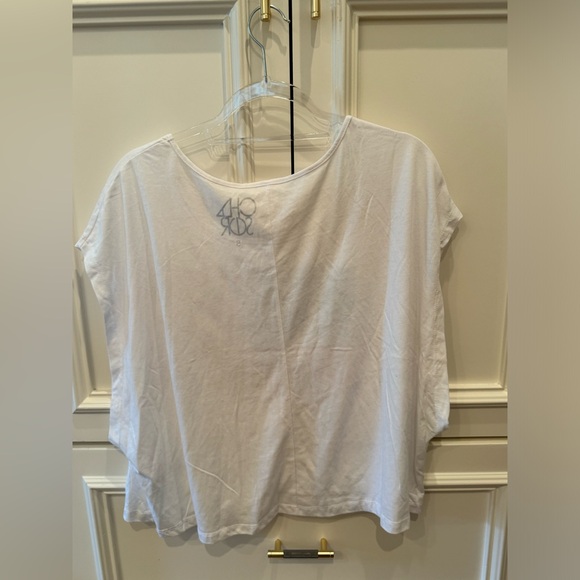 Chaser Small White Flag Top. ⚡️💗 - Picture 2 of 4